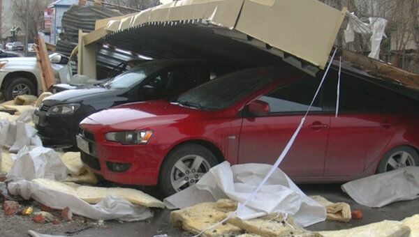 Шквалистый ветер повалил сорванную крышу на припаркованные авто в Томске