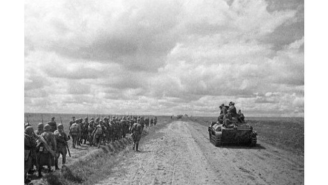 Июль 1943 года. Резервные воинские части идут на фронт.