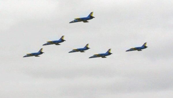 Казахская пилотажная группа выстроилась в пирамиду в небе над Астаной