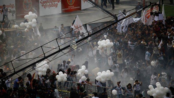 Воздушные шары с газом взорвались на митинге в Ереване