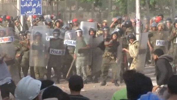 Демонстранты закидали камнями полицию в Каире