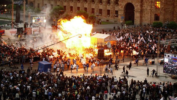 Взрыв шаров с газом на митинге в Ереване