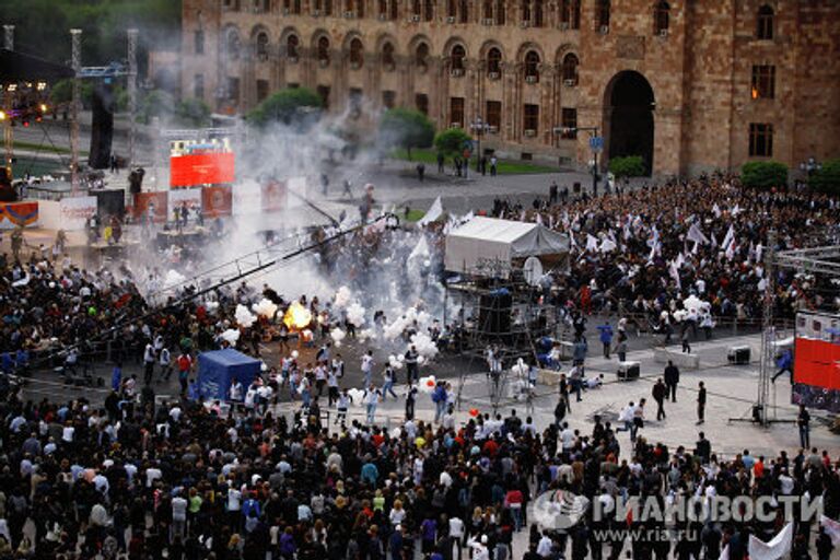 Взрыв шаров с газом на митинге в Ереване