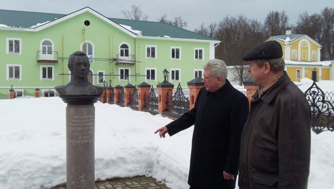 Глава сельского поселения Баранцевское Сергей Анашкин и староста деревни Пешково, полковник запаса Юрий Кобяков около могилы героя Отечественной войны 1812 года генерала Дмитрия Сергеевича Дохтурова