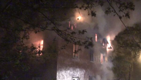Выселенный дом загорелся на севере Москвы. Видео очевидца