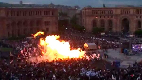Люди в горящей одежде разбегались с митинга в Ереване