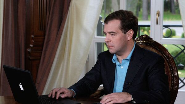 Медведев не обижается, что его называют блогером