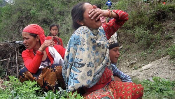 Женщина скорбит по погибшему во время наводнения мужу в Непале