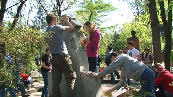 Актеры отмыли памятник Станиславскому на субботнике в Москве