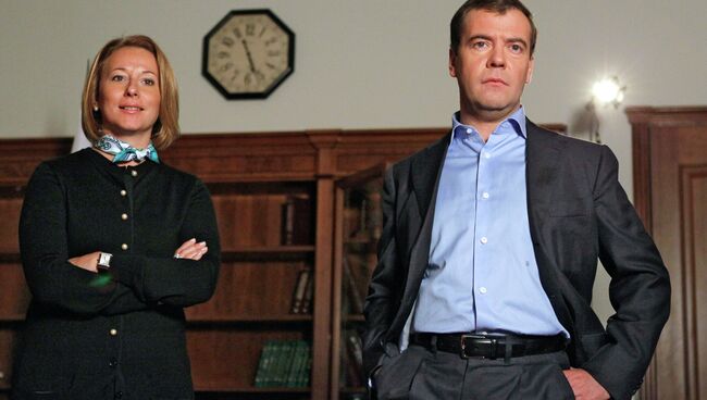 Пресс-секретарь президента РФ Наталья Тимакова и Дмитрий Медведев. Архивное фото