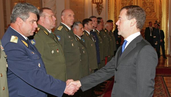 Президент РФ Дмитрий Медведев и генерал-майор Виктор Бондарев. Архив
