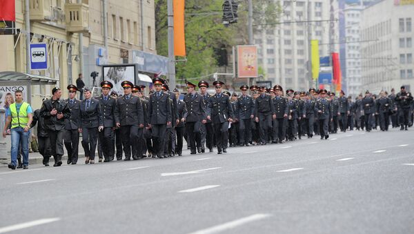 Сотрудники правоохранительных органов перед началом шествия участников акции Марш миллионов 6 мая на Большой Якиманке