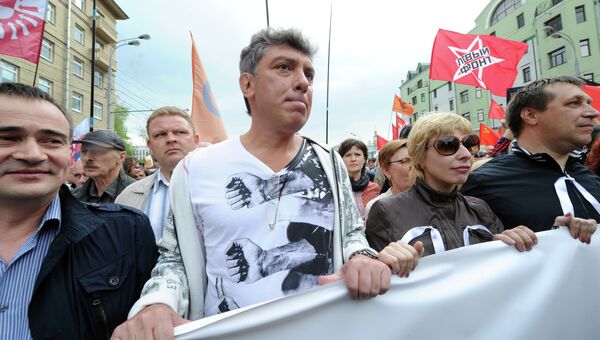 Борис Немцов (в центре) во время шествия Марша миллионов. Архив