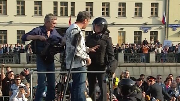Полиция задержала Бориса Немцова во время выступления на митинге 