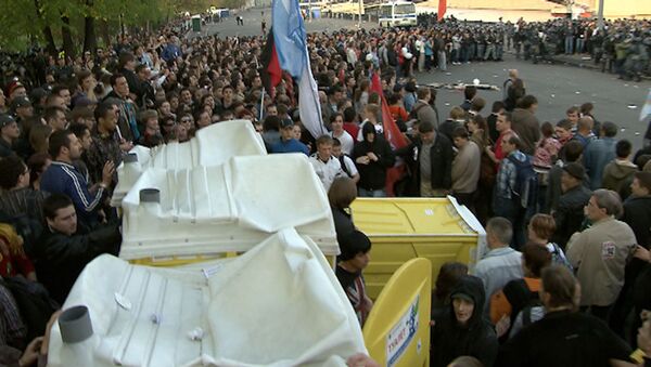 Митингующие на Болотной попытались превратить туалеты в баррикады