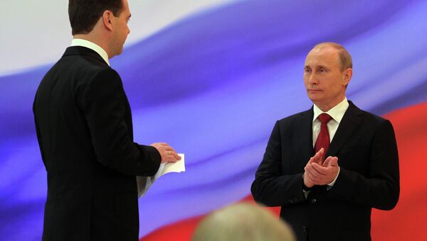 Избранный президент РФ Владимир Путин (справа) во время церемонии инаугурации. Слева - Дмитрий Медведев.