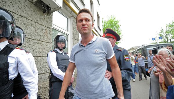 Блогер Алексей Навальный у входа в здание мирового судебного участка столичного района Якиманка
