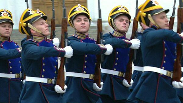 Президентский полк прошел парадом перед новым президентом РФ 
