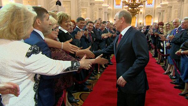 Желающие пожать руку Путину долго не давали ему выйти из Кремлевского дворца