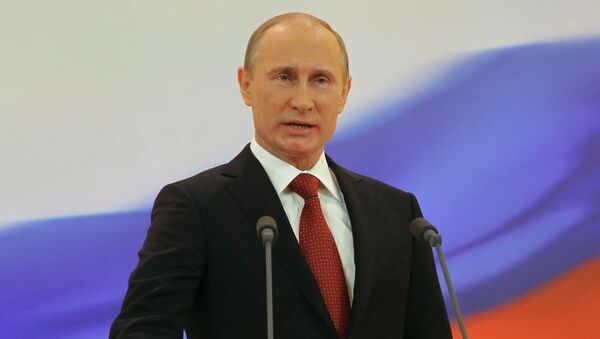 Путин поклялся на Конституции РФ уважать и охранять права и свободы граждан