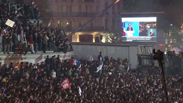 Сторонники Олланда заняли площадь Бастилии, празднуя победу на выборах 