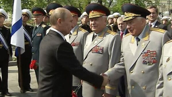 Путин возложил цветы к Вечному огню и поздравил с Днем Победы ветеранов
