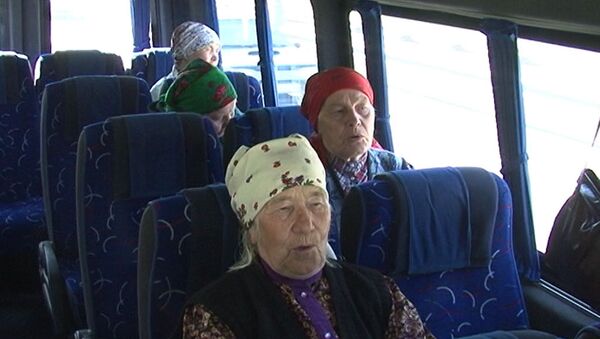 Бурановские бабушки спели свой хит по пути из Домодедово в гостиницу