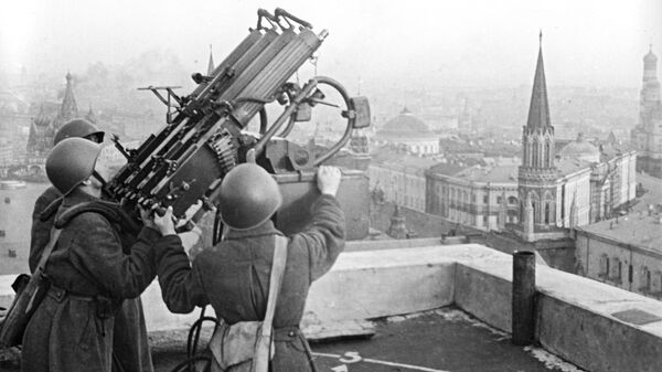 Оборона Москвы. Советские зенитчики на крыше гостиницы Москва