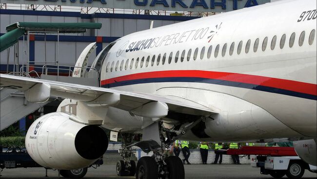 Самолет Superjet-100 в аэропорту Джакарты