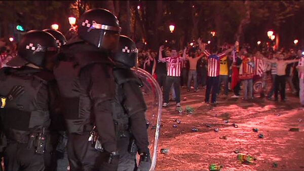 Футбольные фанаты забросали полицейских бутылками в Мадриде
