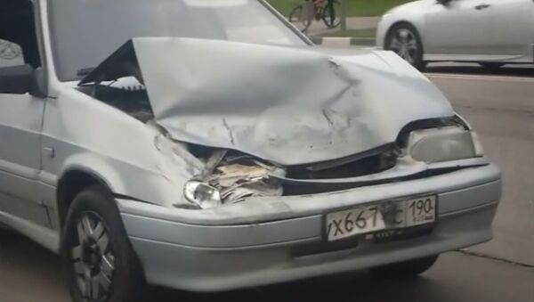 Peugeot и ВАЗ столкнулись на юге Москвы, пострадал один человек