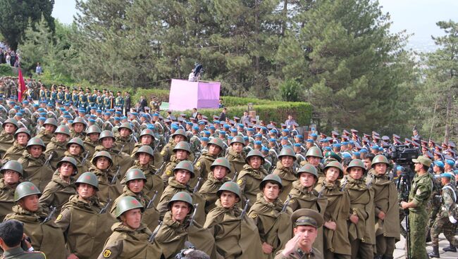 Участники парада в в честь 9 мая в Парке Победы в Душанбе, архивное фото