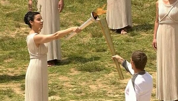 Жрица зажгла олимпийский огонь от лучей солнца в Греции