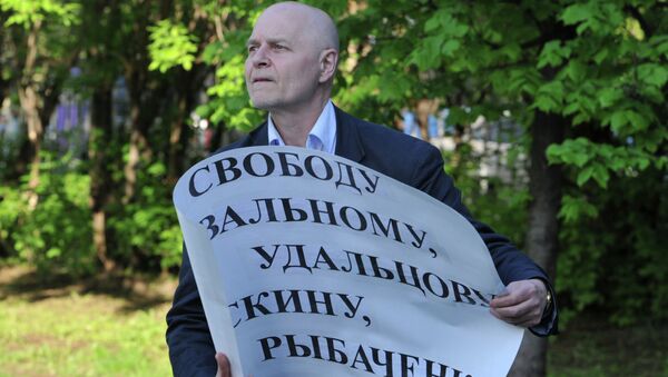 Одиночные пикеты в поддержку С. Удальцова и А. Навального