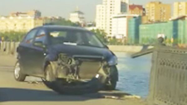 Chevrolet пробил ограждение набережной и едва не вылетел в реку в Москве