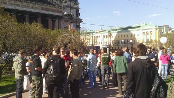 «Протестные гуляния» третьи сутки продолжаются на Исаакиевской площади в Петербурге