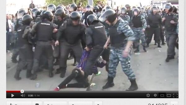 Скриншот видеоролика Избиение полицейским участницы Марша миллионов, выложенного на youtube