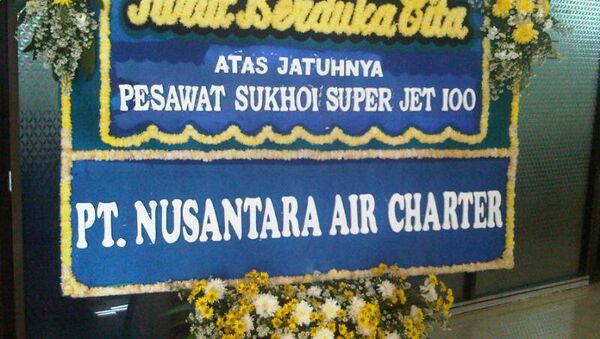 Венок в память о погибших при крушении самолета Superjet-100 в Индонезии