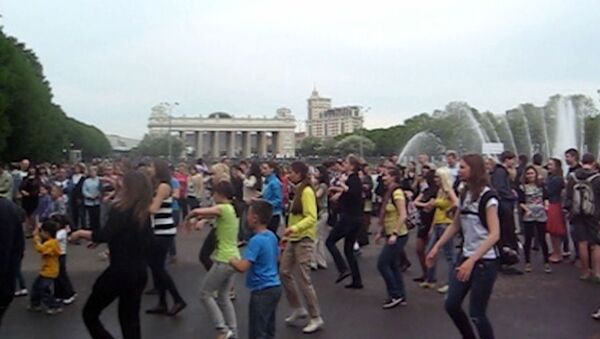 Танцы в городе: в московском парке Горького разучивают сальсу и хип-хоп