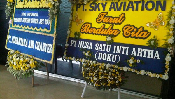 Венок в память о погибших при крушении самолета Superjet-100 в Индонезии
