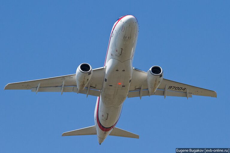 Демонстрационный полет на МАКСе разбившегося самолета SuperJet-100