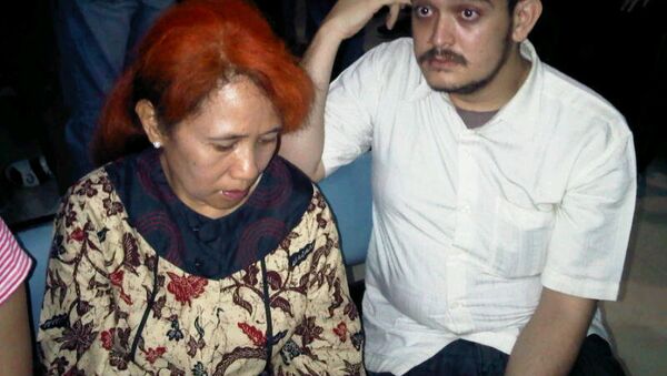 Родственники погибших при крушении самолета Superjet-100 в Индонезии