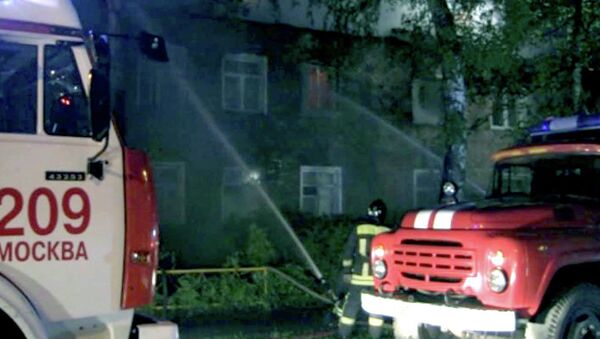 Пожарные тушат огонь в жилом доме на востоке Москвы. Кадры с места ЧП