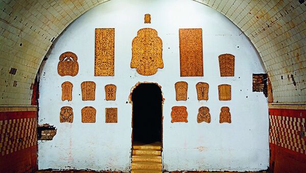 Работа Анатолия Осмоловского из серии Хлеба (2007-2008), представленная на выставке Icons