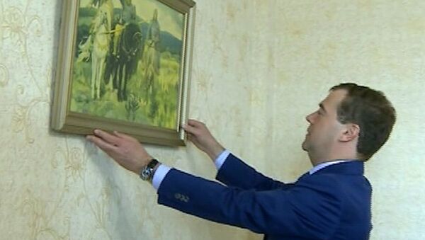 Медведев поправил картину на стене в квартире тамбовских ветеранов
