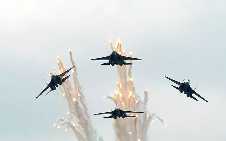 Полеты авиационных групп Стрижи и Русские Витязи Полеты авиационных групп Стрижи и Русские Витязи