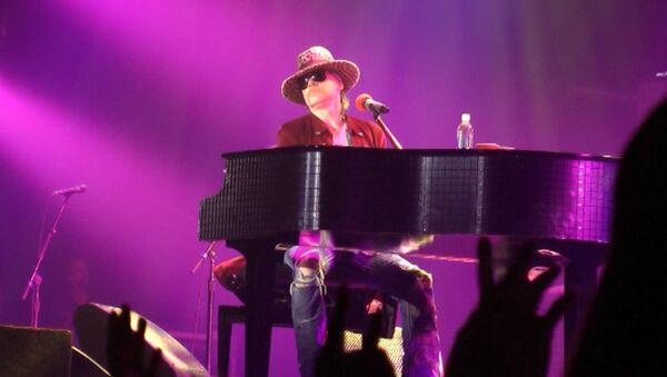 Лидер Guns N'Roses сыграл фанатам на рояле во время концерта в Москве