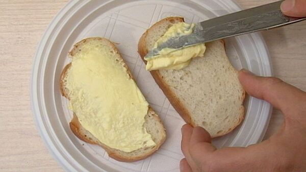 Маслом вверх или вниз: проверяем закон бутерброда. Видеоэксперимент