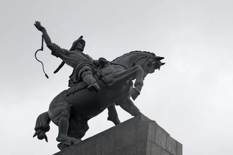 Визитной карточкой Уфы является памятник национальному герою Визитной карточкой Уфы является памятник национальному герою