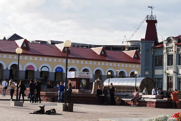 На Верхнеторговой площади распологается Гостиный двор - го На Верхнеторговой площади распологается Гостиный двор - го